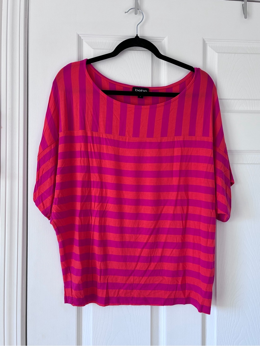 bebe Striped Scoop Neck Short Sleeve Top in Pink & Fuchsia